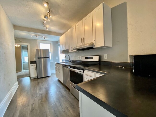 Building Photo - 2335 Sarah St