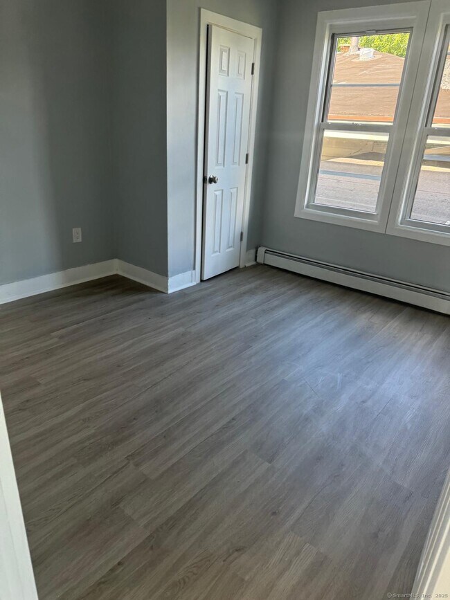 Building Photo - 651 Barnum Ave