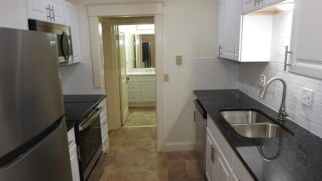 Building Photo - Cozy 1 bedroom and 1 bath apartment with a little office room apartment downtown, located on E 26...