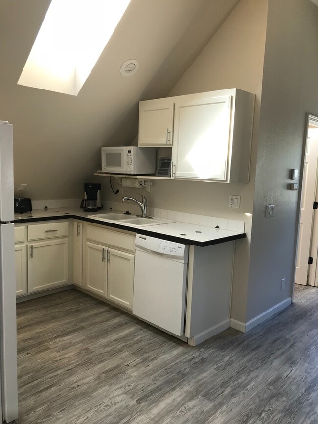 Building Photo - Upper unit in SW Bend Close to Old Mill an...