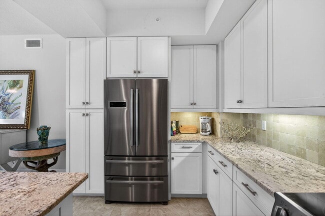 Building Photo - 834 Bay Colony Dr S