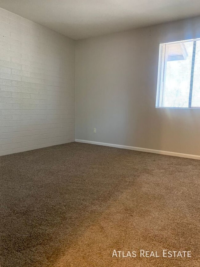 Building Photo - One Month Free!!! 2 Bedroom 1 Bath in Nort...