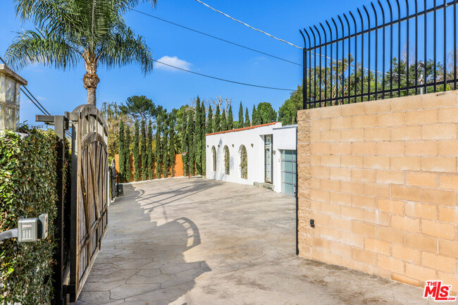 Building Photo - 3092 Laurel Canyon Blvd