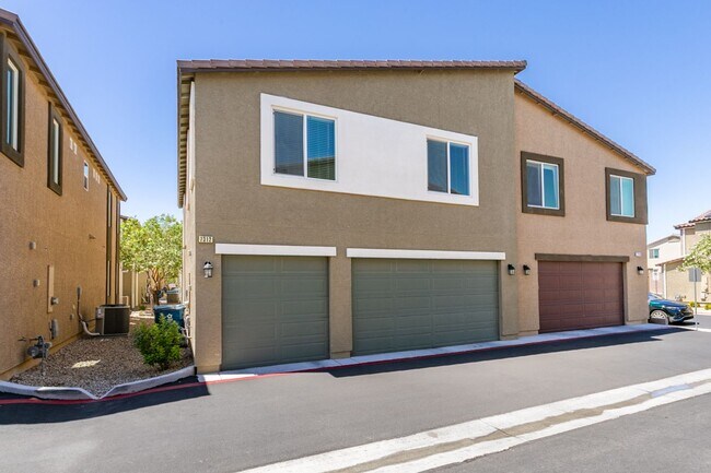 Building Photo - Spacious Townhouse with Loft & Rare 3-Car Garage!