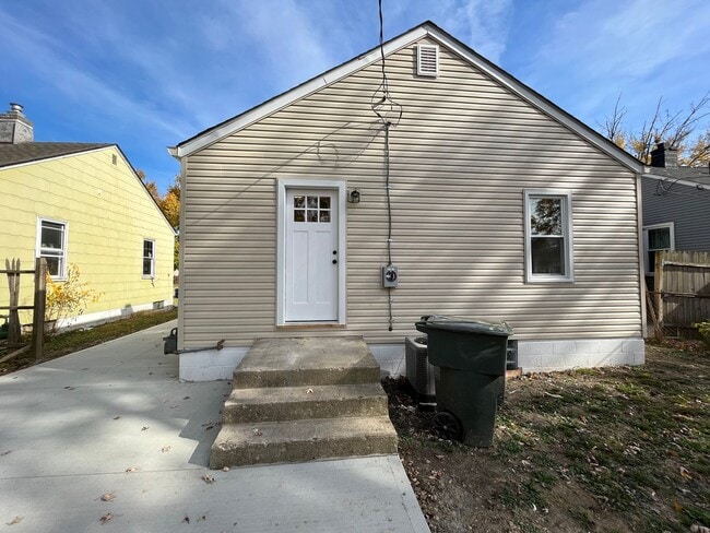Building Photo - **COMPLETELY REMODELED 2-BEDROOM HOUSE IN ...