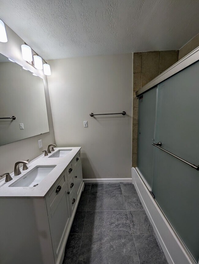 Building Photo - Large 3 Bedroom on a quiet street with Off Street Parking