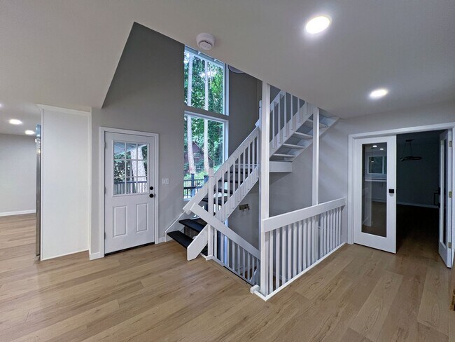 Building Photo - Freshly Remodeled 5BR Home in Prime Bellevue Enatai