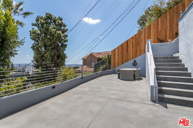 Building Photo - 1541 Selma Dr