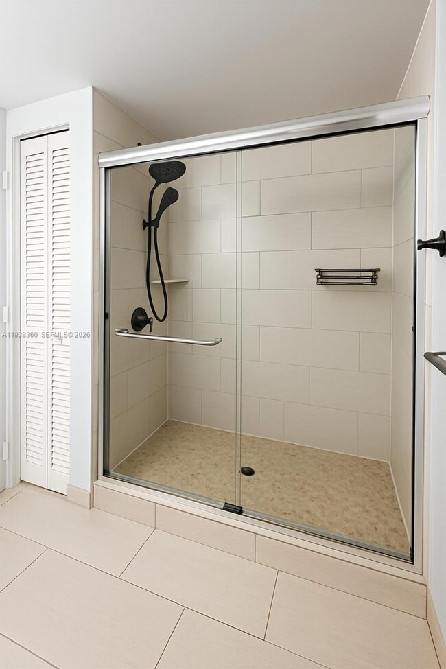 Building Photo - 649 E Sheridan St