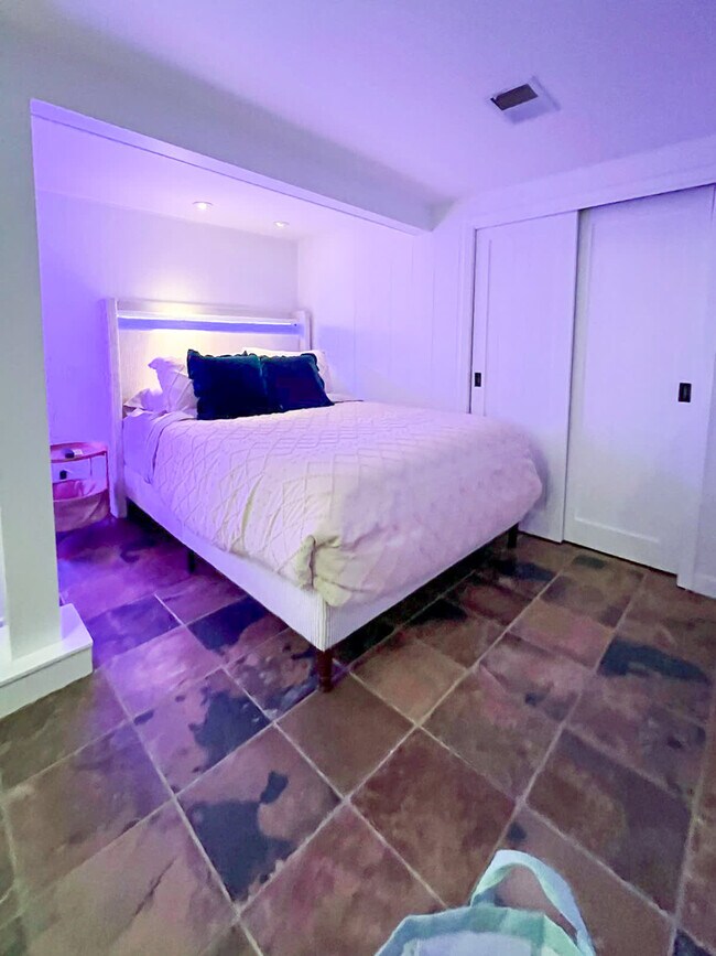 Building Photo - 522 Cascade Dr