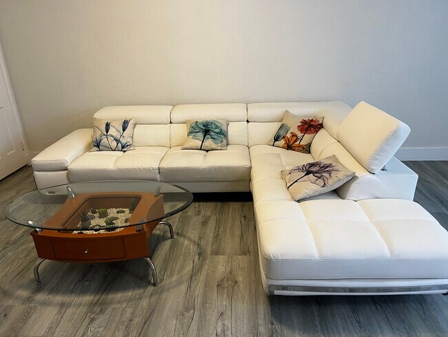 Livingroom - 2114 Biarritz Dr