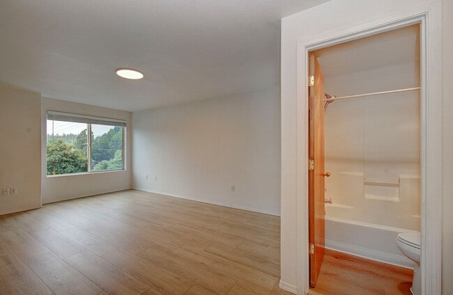 Building Photo - Spacious 3bd 2.5ba Unit in 4Plex - Avail. Now!