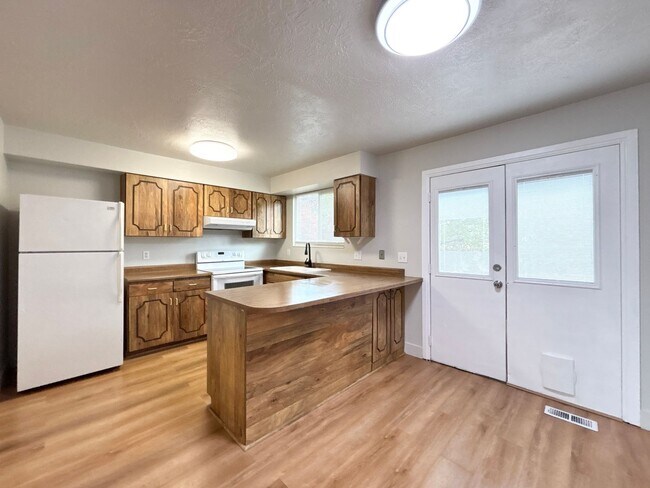 Building Photo - Awesome Split Entry with New Paint & Floor...