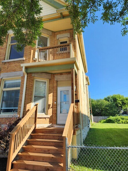 Private front entry and shared rear entry. - 516 W Vine St