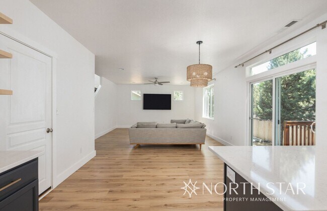 Building Photo - Recently Renovated 3 Bed, 2.5 Bath w/ Offi...