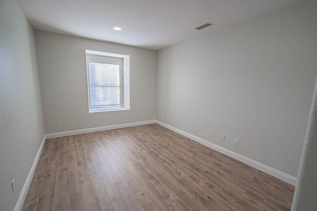 Building Photo - Spacious 4-Bedroom Home with Downstairs Bed/Bath & Full Community Access in Valencia!