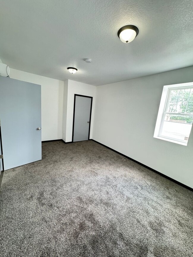 Building Photo - 1 Bed, 1 Bath Apartment in Millersburg IN