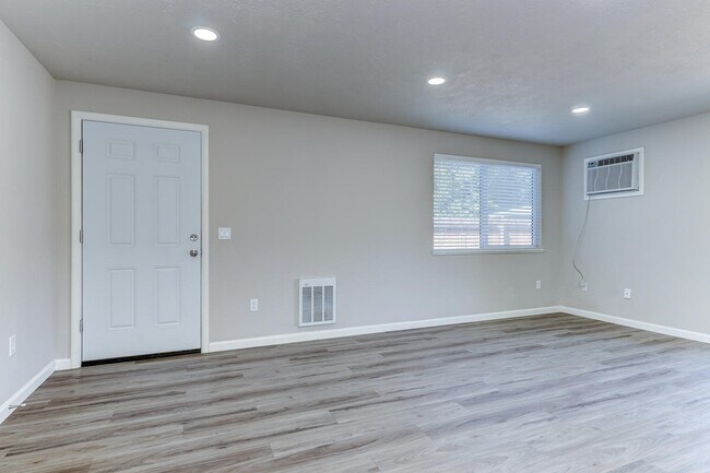 Building Photo - Beautifully Renovated 2 Bed, 1 Bath Townhouse – Available July 1st!