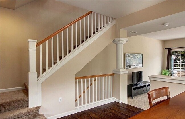 Building Photo - Bellevue Townhouse!!!