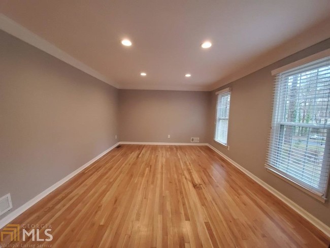 Building Photo - 2242 Brookfield Dr