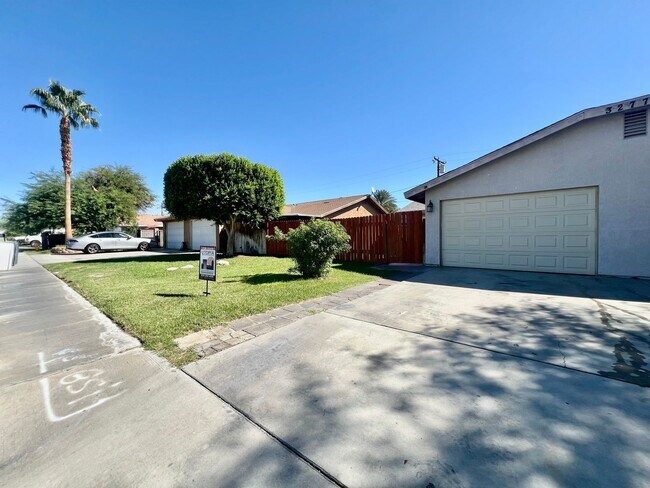 Building Photo - AVAILBLE NOW !!  3-bedroom 2 bath Duplex i...