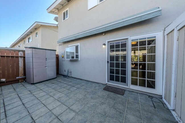Building Photo - Bright & Airy 2-Bedroom End Unit Townhome