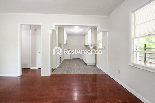 Building Photo - Redone and ready for move in