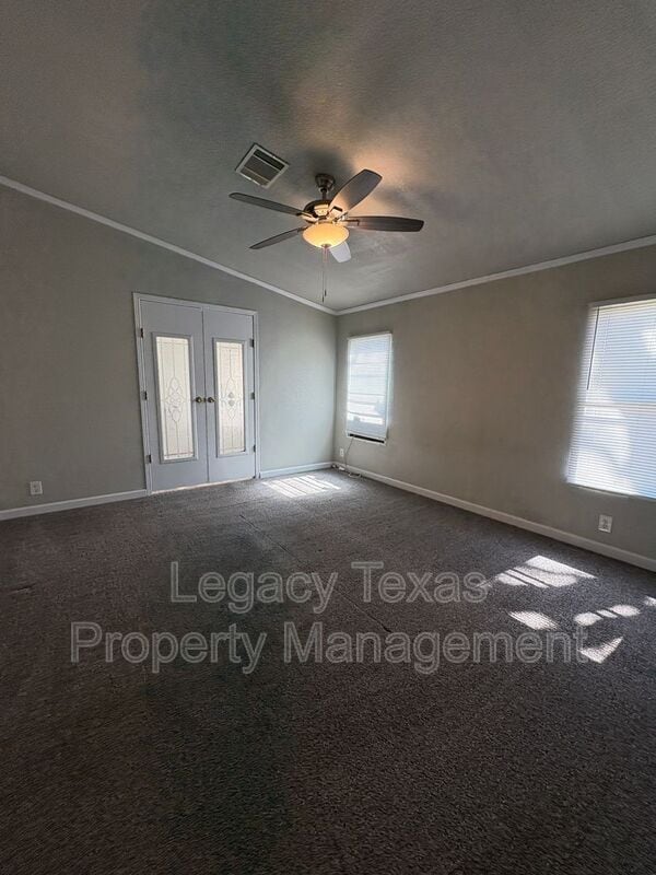 Building Photo - 404 E Westhill Dr