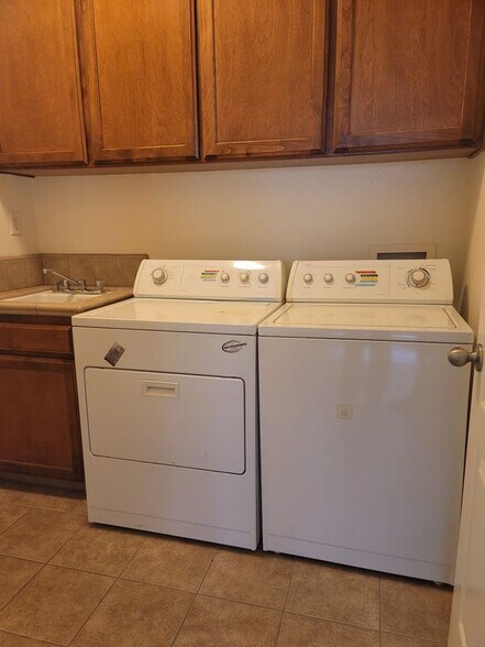 Building Photo - 543 Powers Ave