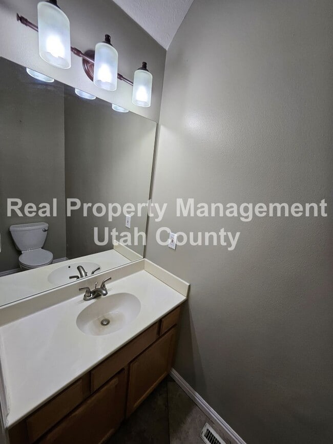 Building Photo - Townhome in Orem 3 bedroom 3.5 bathrooms