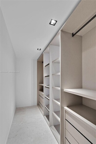 Building Photo - 2500 Bayview Dr