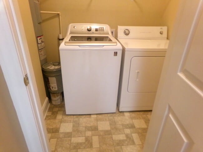 Building Photo - 2065 Silvercrest Dr