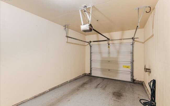 Building Photo - Bright 2BR / 2BA End-Unit Tanasbourne Condo w/ High Ceilings, Gas Fireplace, Private Balcony + At...