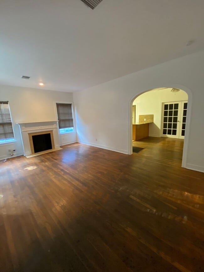 Building Photo - 814 E 30th St