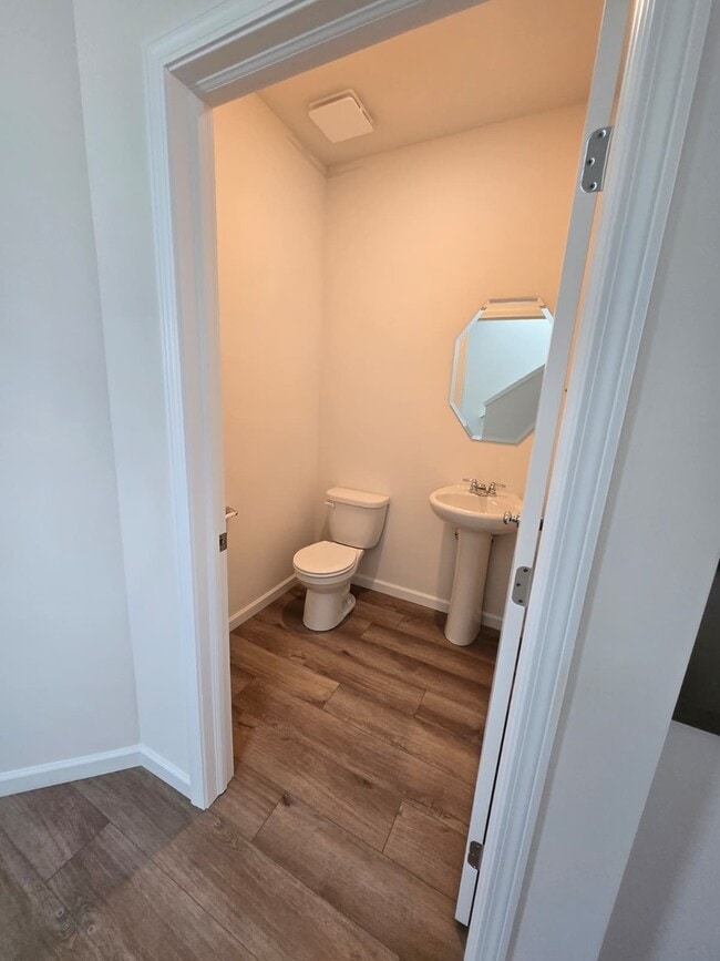 Building Photo - 5931 Hawkweed Dr