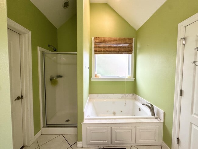 Building Photo - 3750 River Bend Dr