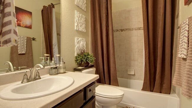 Building Photo - 5 Bedroom Ranch Home on North End