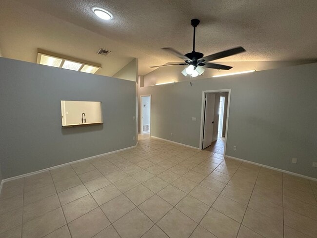 Building Photo - Beautiful open 2/2 Near UCF
