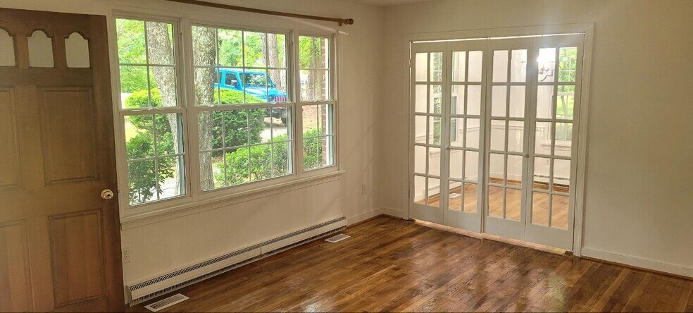Building Photo - 412 Pagebrook Dr