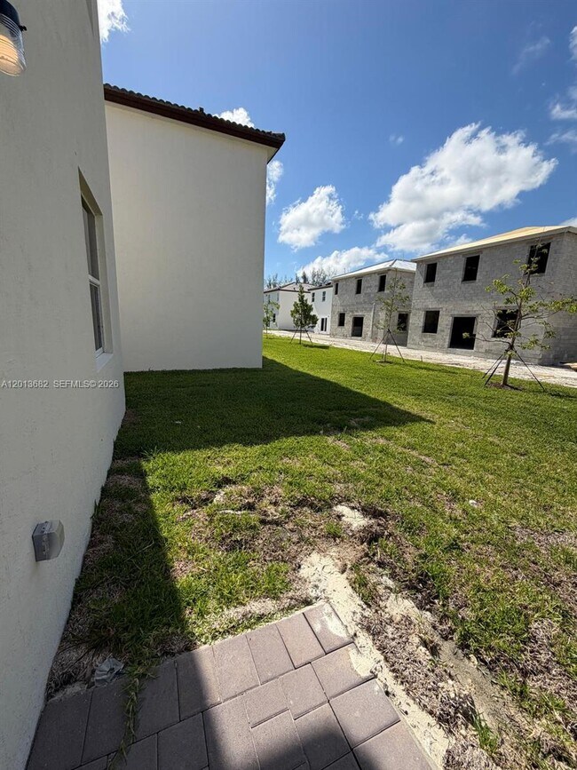 Building Photo - 2740 SE 24th Ct