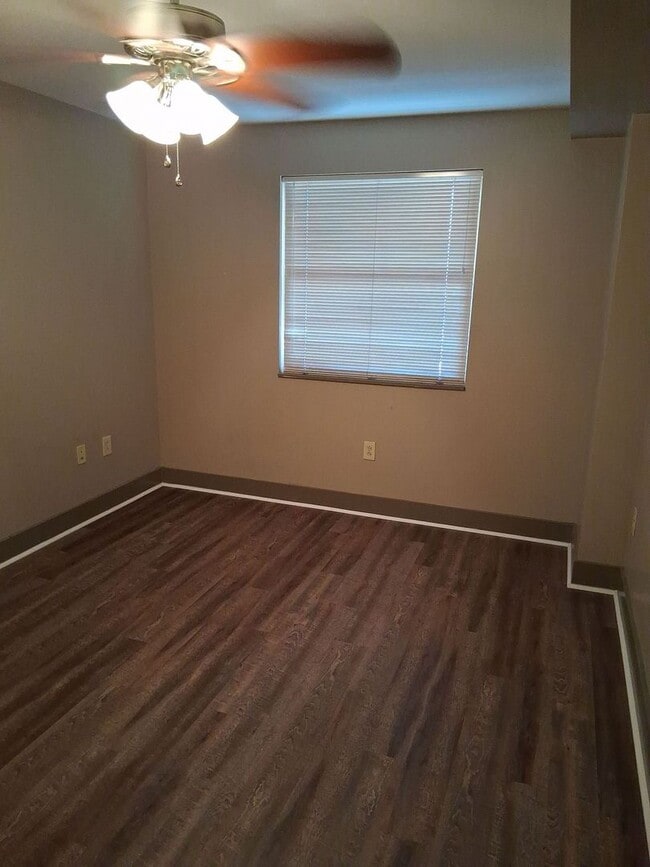 Building Photo - Lake Plaza Condominiums 3BD/2BA for NOW! $...