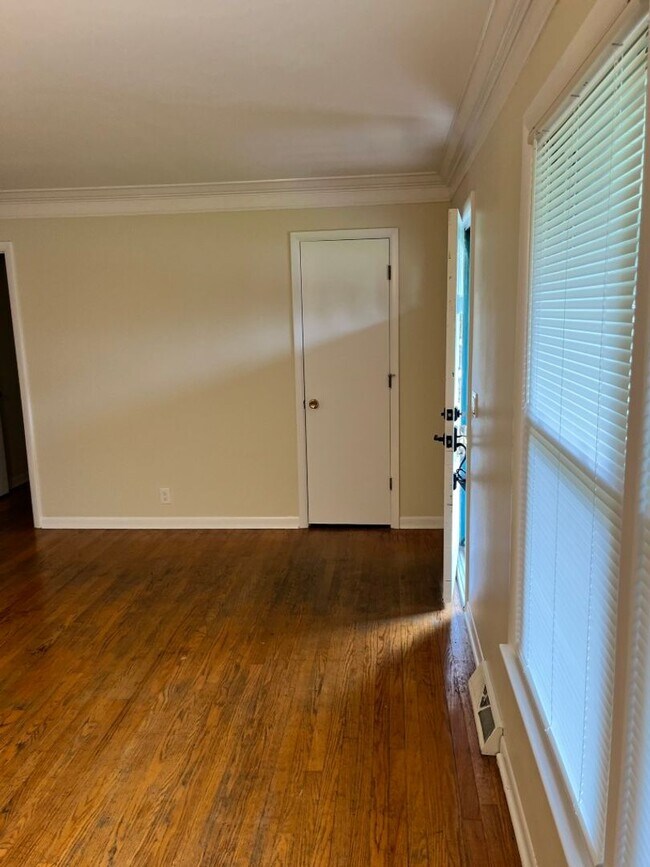 Building Photo - Centrally located Ranch Style Home in Murf...