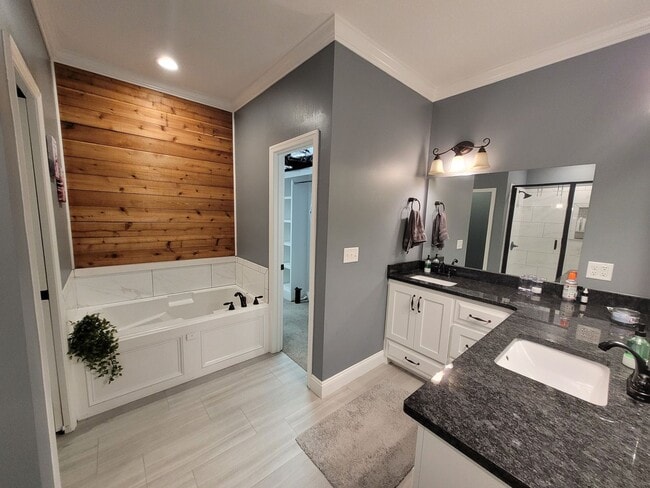 Building Photo - Elegant 4-Bedroom Home with Gourmet Kitchen, Luxurious Primary Suite & Fenced Yard in Hahira!