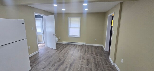 Building Photo - 3 Bedroom House with large yard and extra space!