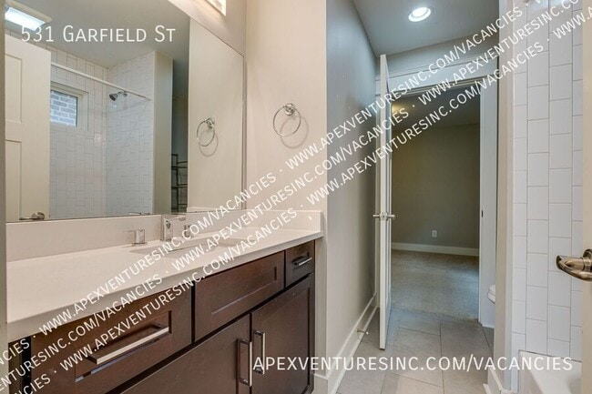 Building Photo - 531 Garfield St