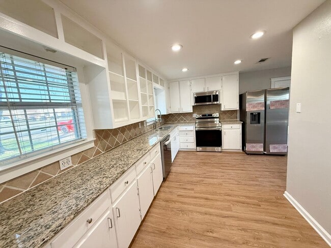 Building Photo - 207 Estates Dr