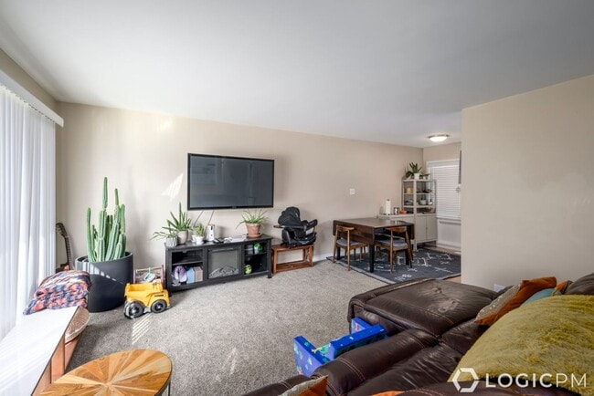 Building Photo - 6845 S Greenfield Way
