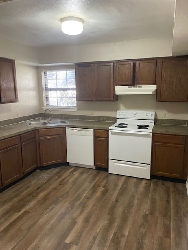 Building Photo - Spacious 2 Bedroom, 1 Bathroom Apartment