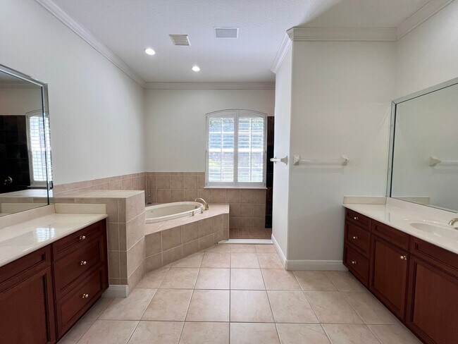 Building Photo - GORGEOUS SINGLE FAMILY HOME - PROPERTY  FU...