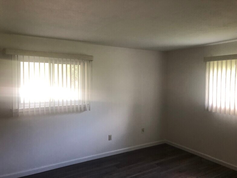 Spacious bedroom - 78 Saint Joseph St